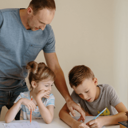Ouder helpt kinderen