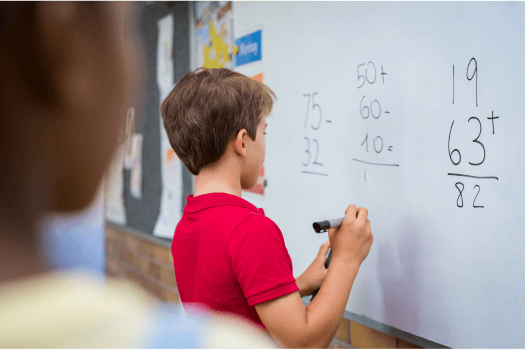 jongen aan het rekenen op schoolbord
